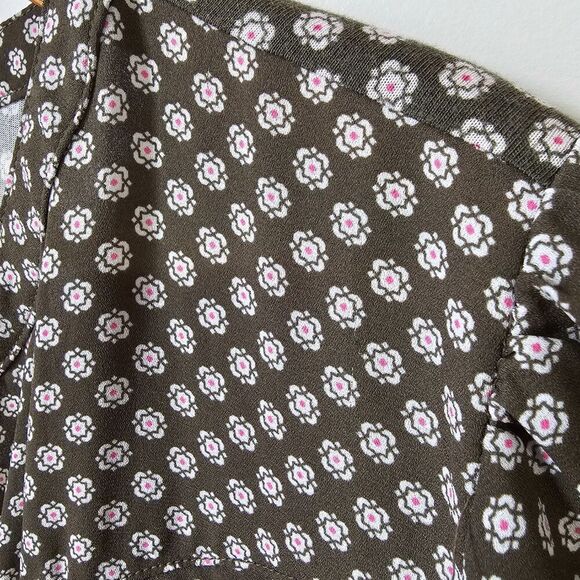 EUC LIKE NEW LOFT GREEN SPLIT V TINY FLORAL PRINT FLUTTER SLEEVES TOP SZ LARGE - Picture 9 of 13